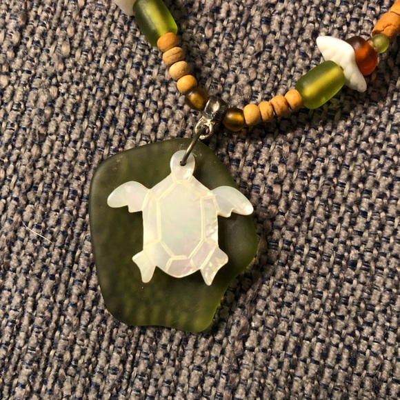 Turtle necklace - mother of pearl, beach glass, wooden beads - Picture 2 of 2